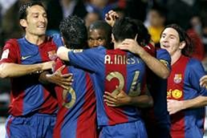 Samuel Eto'o, en el centro, abraza a sus compañeros después de marcar un gol al Recreativo de Huelva