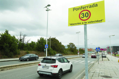 Cartel en la avenida de Asturias que advierte a los conductores que entran en la zona limitada a 30 kilómetros por hora. L. DE LA MATA