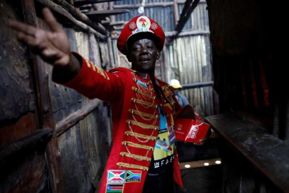 El autoproclamado ‘rey de los condones de África’, Stanley Nagara, entra en un bar. dai kurokawa