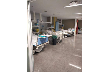 La ocupación de boxes de Intermedios con pacientes UCI deja sin espacio a los postquirúrgicos. DL
