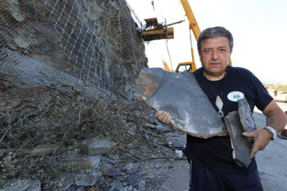 El paleontólogo del CSIC, Juan Carlos Gutiérrez Marco, mostraba en junio de 2015 los daños causados por las obras de Fomento. LDM
