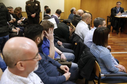 Los quince ultras que asaltaron el centro cultural Blanquerna de Madrid durante la Diada de 2013, para quienes la Fiscalía pide entre dos y cuatro años de prisión, durante el juicio que se sigue contra ellos en la Audiencia Provincial de Madrid.