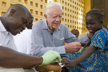 Jimmy Carter, en una campaña de control de la enfermedad de la lombriz de Guinea en el Hospital Savelugu, en Ghana.