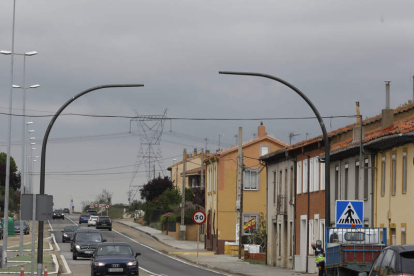 Arcos de los semáforos  en mitad de la travesía urbana de San Miguel del Camino. MARCIANO PÉREZ