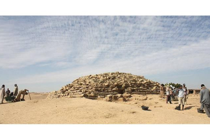 Un equipo de arqueólogos que trabajan en un yacimiento en Edfu, al sur de Egipto, han descubierto una pirámide escalonada que se remonta a unos 4.600 años. Según han apuntado los autores del hallazgo se trata de una pirámide anterior a la de Giza, al meno