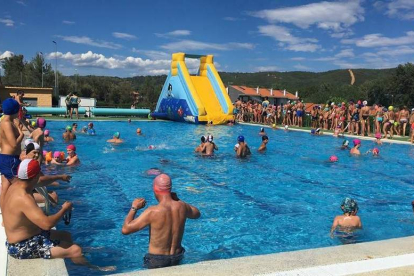 Se ha convertido en una
verdadera joya de verano y la
piscina municipal de Cuadros
es uno de los argumentos
de reclamo de la comarca,
que también disfruta con las
excelencias del Camino del
Salvador. RAMIRO.
