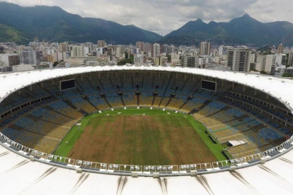 El estadio de Maracaná, con el césped amarillento por el abandono, también tiene la luz cortada por impago.