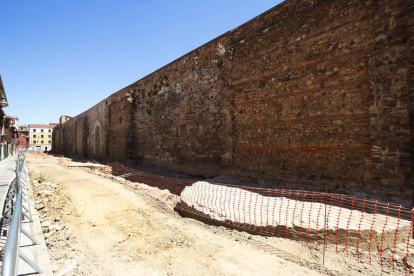 Los restos de los cubos más cercanos a Puerta Castillo son los que presentan mejor estado de conservación. RAMIRO