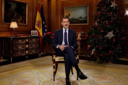 El rey Felipe VI se dirige a los españoles durante el tradicional mensaje de Navidad.