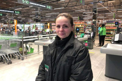 Tania Vozhdavenko en el supermercado de Bucha donde trabaja. GERVASIO SÁNCHEZ