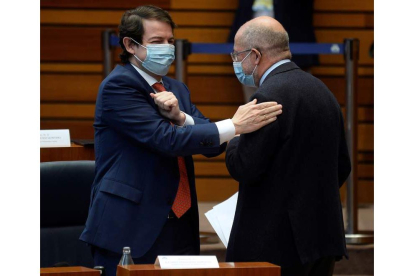 Alfonso Fernández Mañueco y Francisco Igea se saludan en el hemiciclo. NACHO GALLEGO