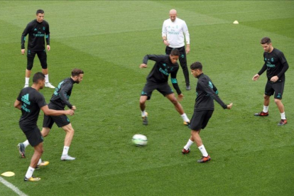 Zidane participa en un rondo con varios jugadores, entre ellos Ronaldo, durante el entrenamiento de este sábado.