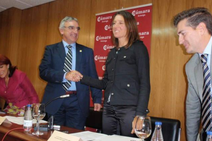 Fernández y Gutiérrez, en el centro, tras la firma del convenio.