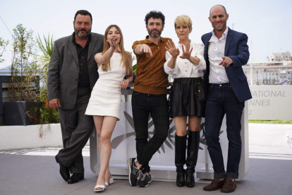 Sorogoyen (centro) junto a los actores de ‘As bestas’ en Cannes. C. B.