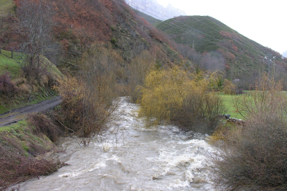 El río Cares en un tramo perteneciente a la provincia leonesa. REDACCIÓN