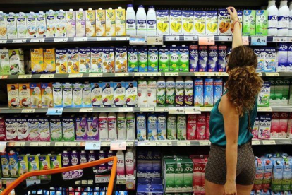 Variedades de leche en un supermercado, en una foto de archivo.