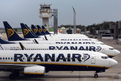 Aviones de Ryanair alineados en el aeropuerto de Girona.