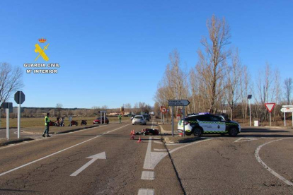 El accidente se produjo en el cruce de la carretera de Caboalles con Pobladura y Carbajal. DL