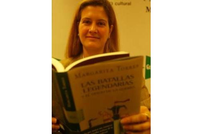 Margarita Torres con su libro «Batallas legendarias»