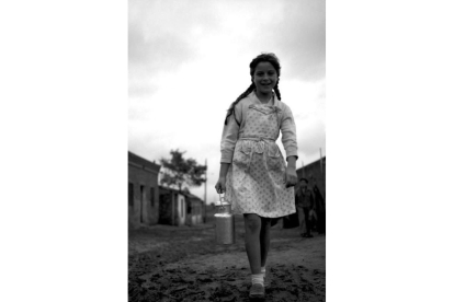 «La niña de la lechera». Moral de Calatrava, Ciudad Real. 1956. Vicente Nieto.