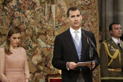 La reina, junto al rey, en el momento que pronuncia su discurso en la ofrenda al apóstol.