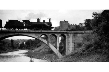 El puente del ferrocarril y el castillo de Ponferrada en los años cincuenta. Vicente Nieto.