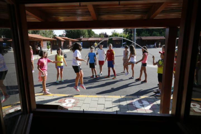 Varios niños y niñas se divierten en una actividad organizada en el Coto Escolar