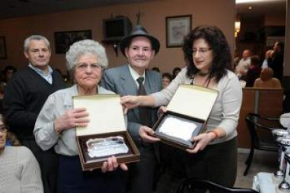 Lisarda Soto y Elvigio Martínez recibieron las placas de mano de la concejala Teresa Gutiérrez