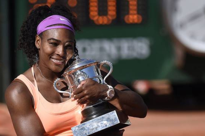 Serena Williams posa con el trofeo que la acredita como ganadora de Roland Garros.