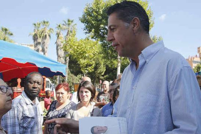 Campaña de Xavier Garcia Albiol, en un mercado de fruta de Mataró este sábado.