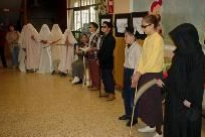 Un momento de la representación de los alumnos del colegio Benito León de Santa María del Páramo