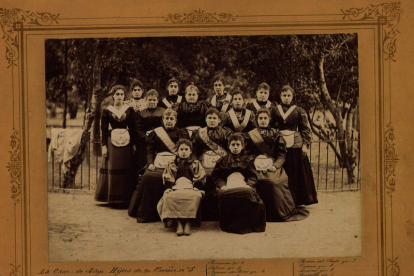 Integrantes de la logia Hijas de la Unión de Valencia en 1894. CDMH