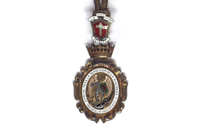 Medalla que se ponía en la sala de vistas el presidente del Tribunal Especial de Represión de la Masonería y el Comunismo. DL
