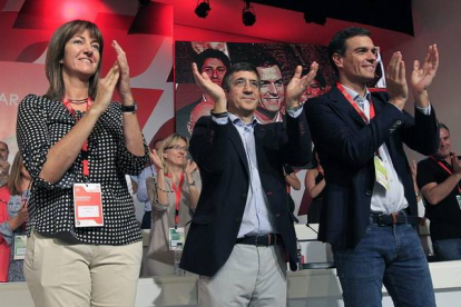 El secretario general del PSOE, Pedro Sánchez, el hasta hoy, líder de los socialistas vascos, Patxi López, y la recién elegida secretaria general, Idoia Mendia, en Bilbao.
