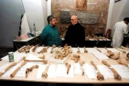 Imagen tomada hace ocho años, cuando los investigadores exhumaron las tumbas del Panteón Real