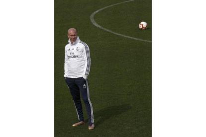 Zinedine Zidane, técnico del Madrid, durante el entrenamiento de este domingo del primer equipo.