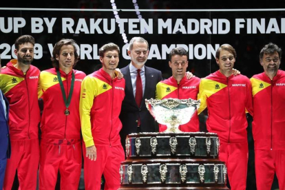 El rey acompañado por el equipo español y el trofeo obtenido. JUANJO MARTÍN
