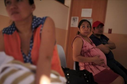 Una mujer embarazada espera para ser atendida en un hospital de San Salvador, capital de El Salvador, el 29 de enero.