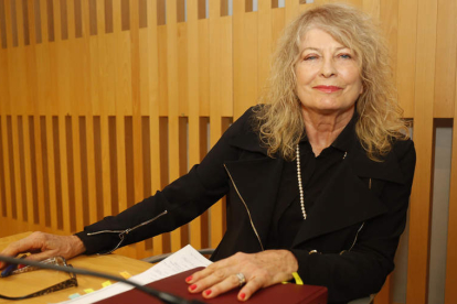 La poeta y escritora leonesa, Margarita Merino, en un recital de 2019 . FERNANDO OTERO