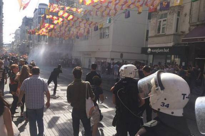 La policía ha dispersado a los manifestantes en una protesta pacífica en Estambul.