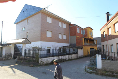 La intoxicación se produjo en la bodega situada en el bajo de una vivienda en El Escaril.