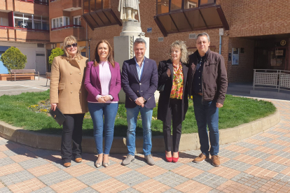 La delegada del Gobierno en Castilla y León, Virginia Barcones, ha visitado hoy el municipio de Valencia de Don Juan, en León, invitada por su alcalde, Juan Pablo Regadera. DL