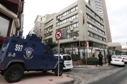 La policía vigila la sede del diario 'Cumhuriyet' este miércoles en Estambul, Turquía.