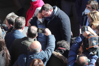 El presidente del Principado, Adrián Barbón, abraza a una religiosa en la manifestación. J.L. CEREIJIDO