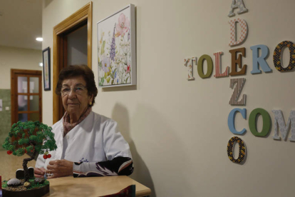 Lola Redondo, de 86 años, es una de las voluntarias más veteranas del comedor social de Asleca en León. FERNANDO OTERO