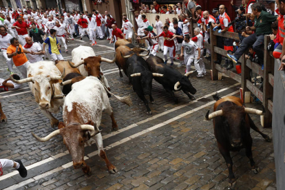 Primer encierro de los Sanfermines. VILLAR LÓPEZ / ELOY ALONSO / RODRIGO JIMÉNEZ / JESÚS DIGES / J. P. URDIROZ