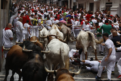 Primer encierro de los Sanfermines. VILLAR LÓPEZ / ELOY ALONSO / RODRIGO JIMÉNEZ / JESÚS DIGES / J. P. URDIROZ