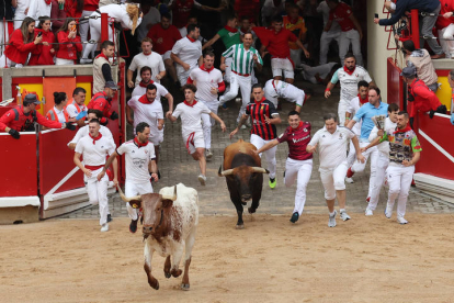 Primer encierro de los Sanfermines. VILLAR LÓPEZ / ELOY ALONSO / RODRIGO JIMÉNEZ / JESÚS DIGES / J. P. URDIROZ