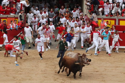 Primer encierro de los Sanfermines. VILLAR LÓPEZ / ELOY ALONSO / RODRIGO JIMÉNEZ / JESÚS DIGES / J. P. URDIROZ