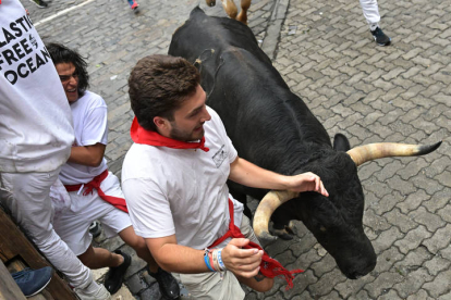 Primer encierro de los Sanfermines. VILLAR LÓPEZ / ELOY ALONSO / RODRIGO JIMÉNEZ / JESÚS DIGES / J. P. URDIROZ